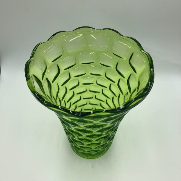 Vintage Green Glass Textured Scalloped Edge Flower Floral Tabletop Vase - Picture 4 of 12